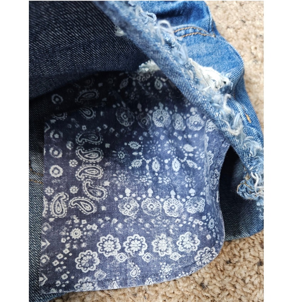 Old Navy Boyfriend Distressed Denim Shorts Blue Paisley Bandana Lining Size 10 - Picture 5 of 11